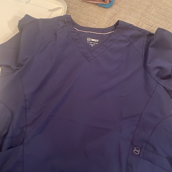 Never worn royal blue scrub set - Picture 4 of 4